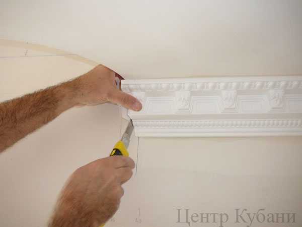 Как правильно клеить потолочный плинтус на разные виды потолка