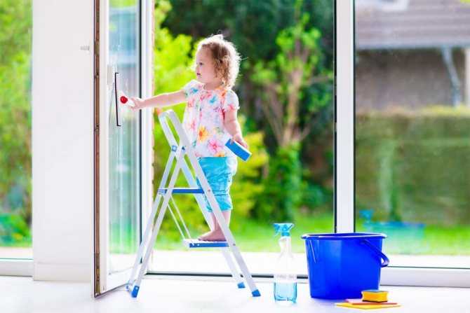 Как мыть окна в квартире правильно, качественно внутри и безопасно с улицы, чтобы дольше не пачкались, без разводов, если не достаешь, лайфхаки и советы?