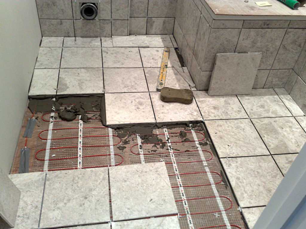 Плитка на пол в ванной (76 фото): напольное покрытие для душевой комнаты, черные варианты и с рисунком «под дерево» в интерьере, размеры моделей из пвх, какую выбрать