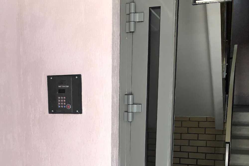 Видеодомофон – неотъемлемая часть любого современного многоквартирного дома. Он позволяет жильцам опознавать посетителей, которые находятся у подъезда, не выходя из дома. Иногда видеодомофон показывает обстановку подъезда.