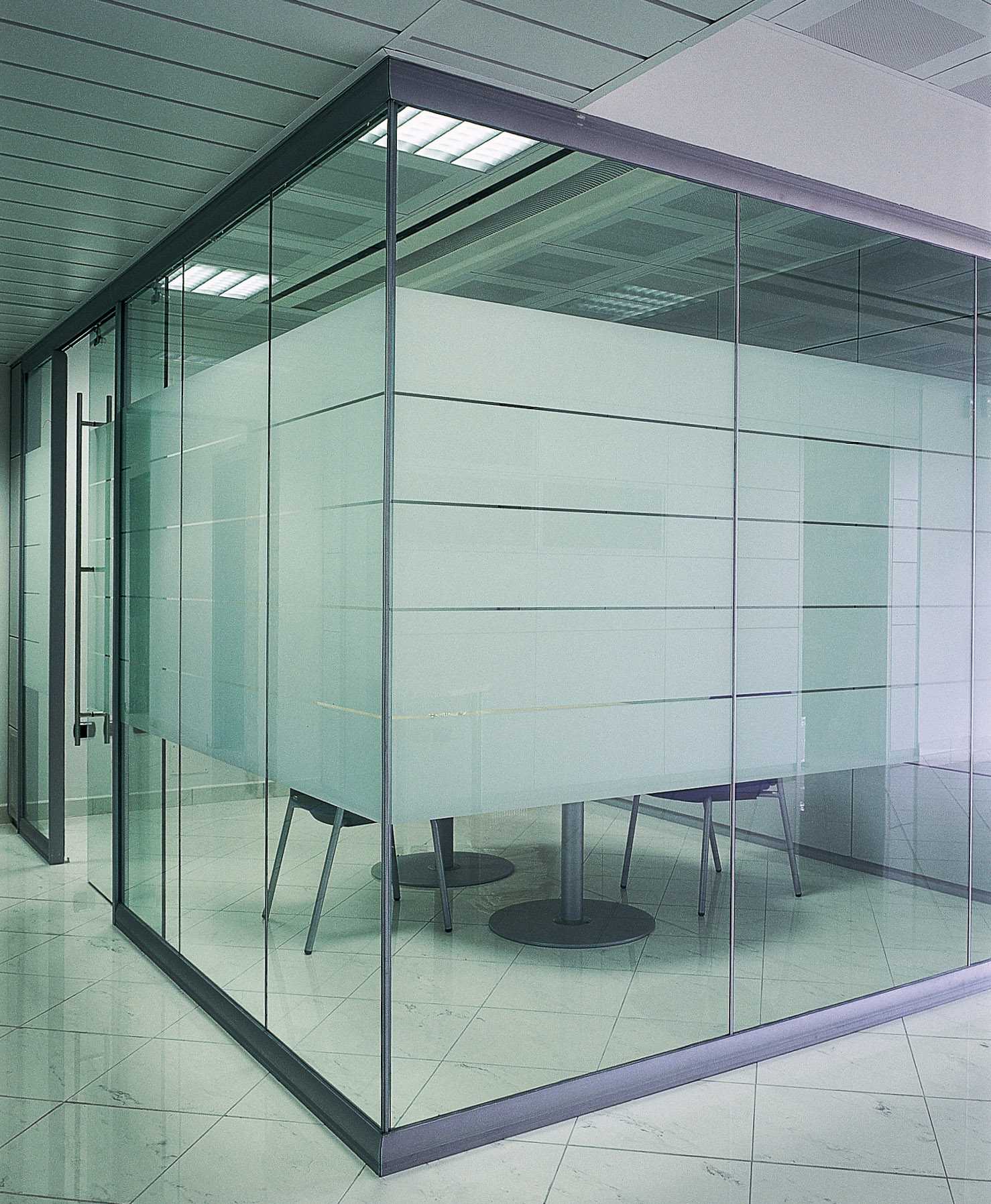 Прозрачная перегородка-выбор стекла, вес и размеры конструкций