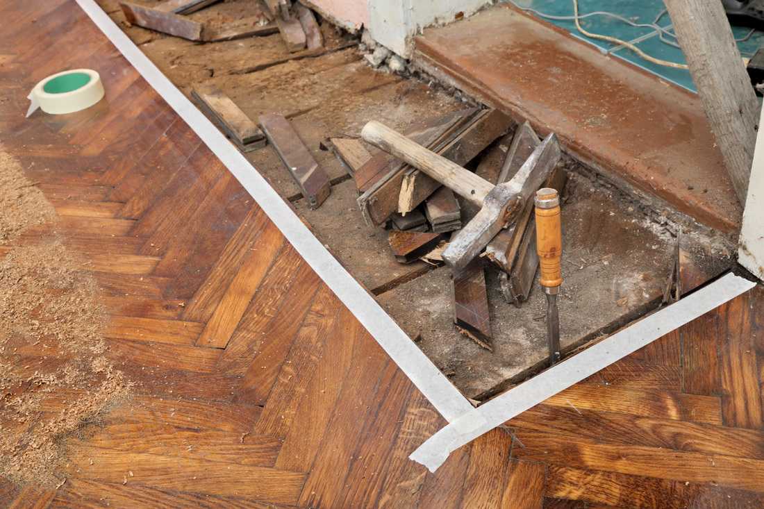 Любое деревянное напольное покрытие может время от времени требовать ремонта. При серьезных повреждениях и наличии гнилых досок или балок требуется капитальный ремонт.