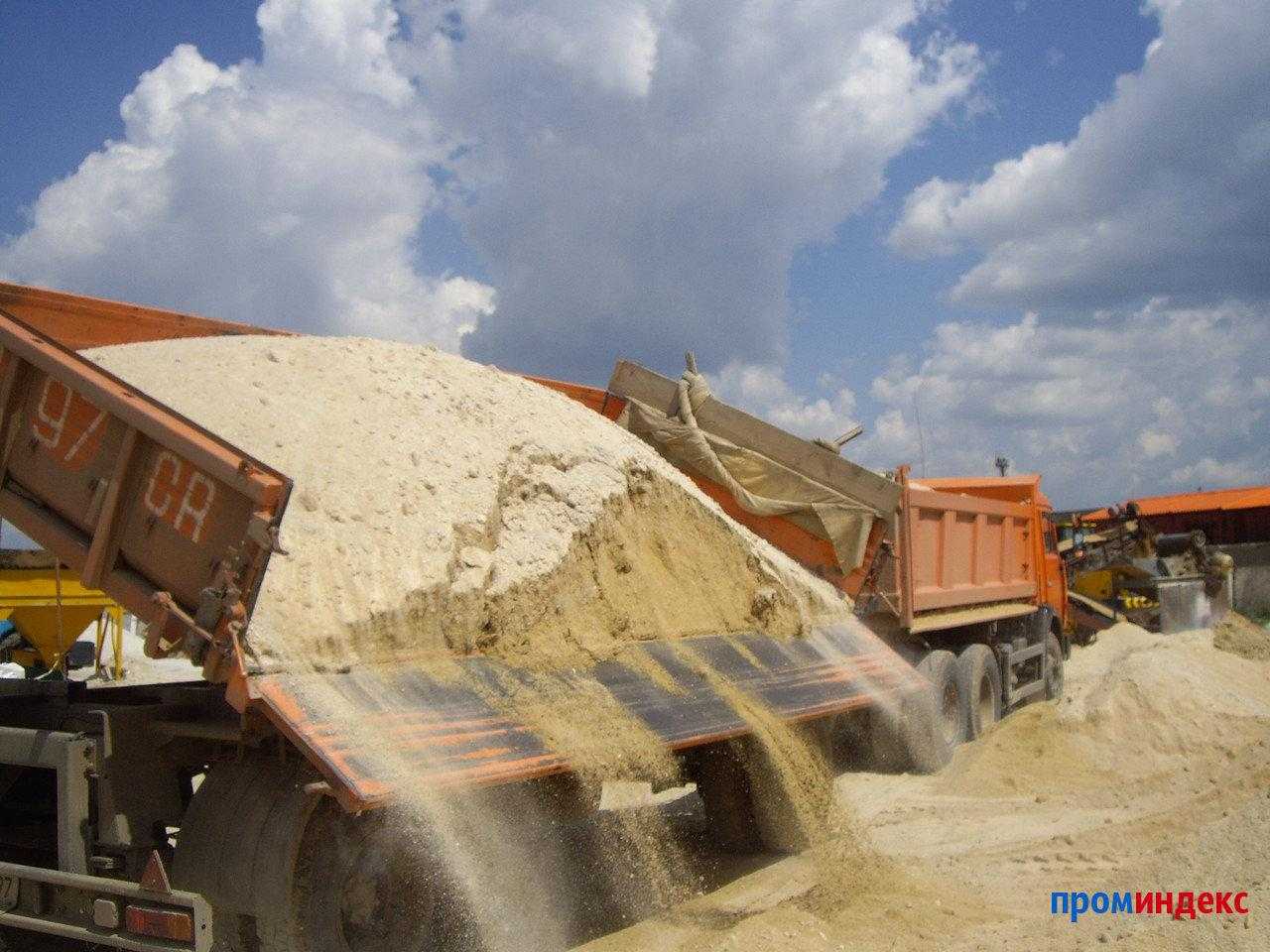Строительный песок (29 фото): плотность кг на м3 по госту, природный средний песок для строительных работ и другие виды песка для строительства