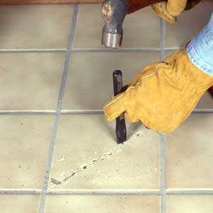 Часто в быту возникает необходимость ремонта поврежденной плитки. Итак, берем молоток и осторожно наносим удар в середину плитки, извлекаем осколки."