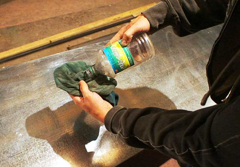 Как снять старую краску с дерева: возможные способы и необходимые инструменты