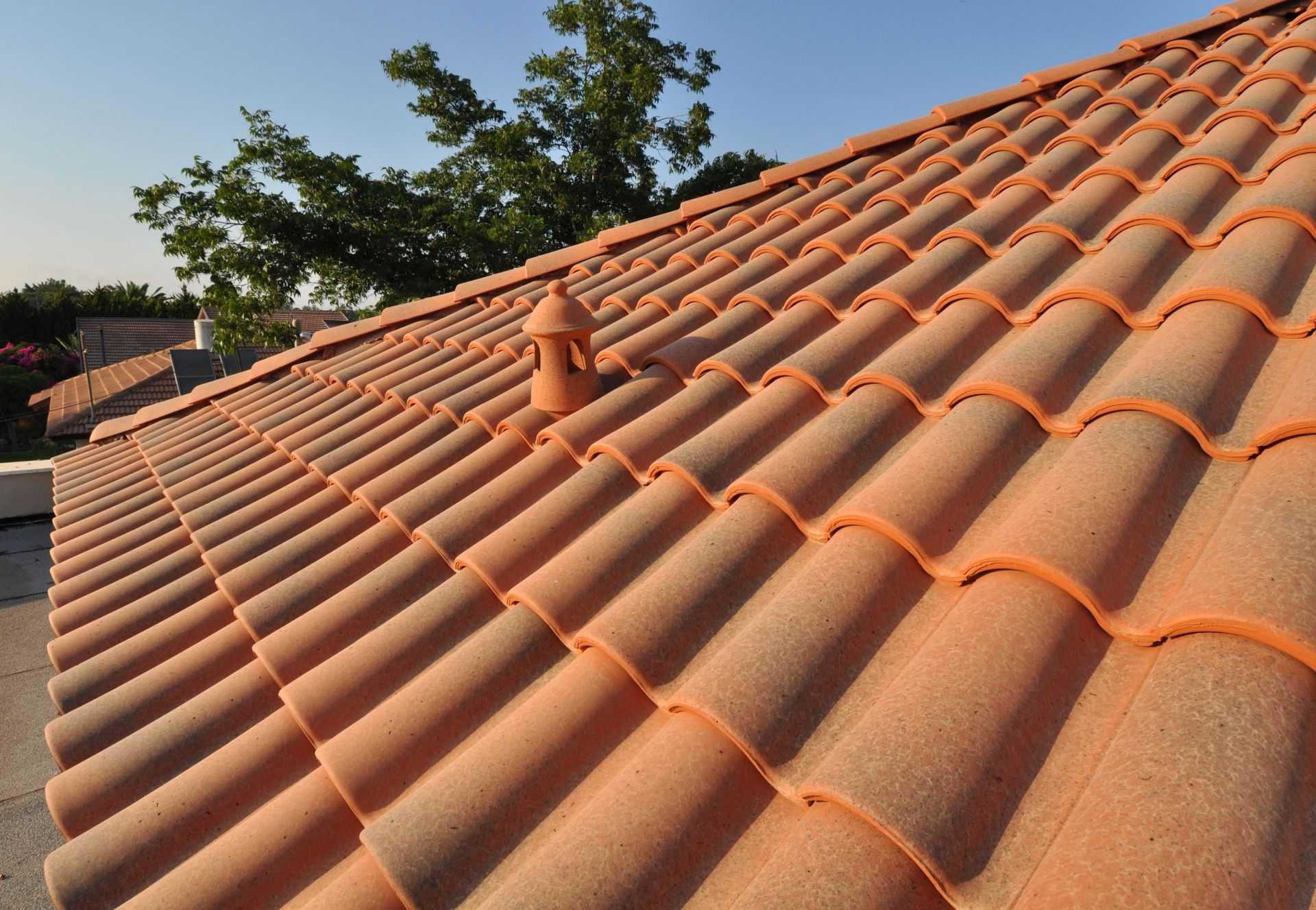 Сколько стоит покрыть крышу профнастилом: стоимость материалов и цена работы