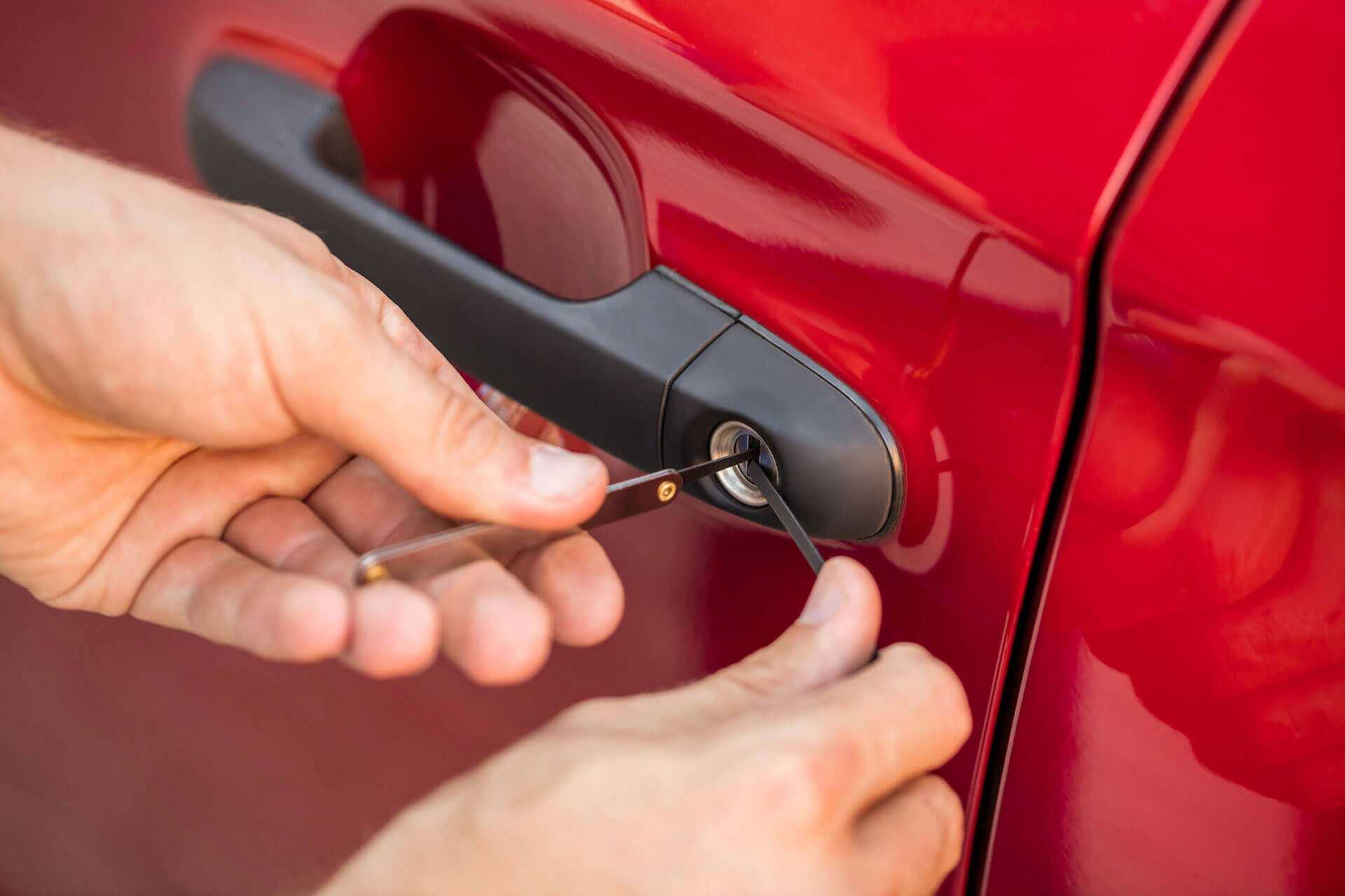 Как открыть дверь автомобиля без ключа: проверенные способы