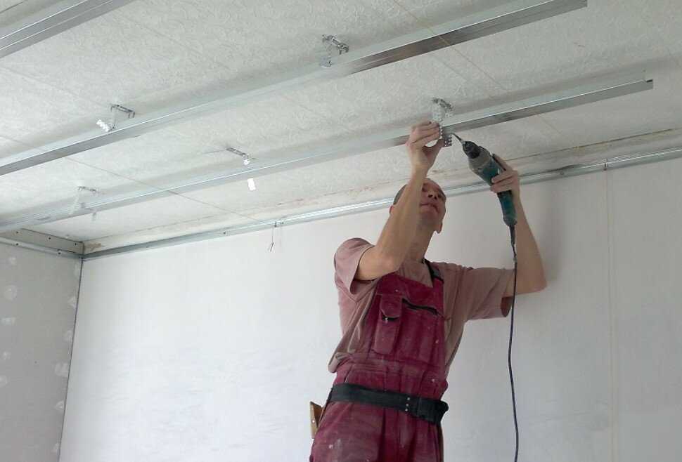 Для того чтобы приступить к ремонту потолка, в первую очередь нужно очистить потолок от штукатурки, этот процесс работы наиболее сложный и трудоемкий.