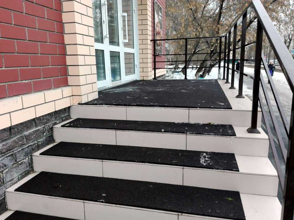 Плитка для уличных ступеней (53 фото): резиновая продукция для лестницы и крыльца, керамические продукты для укладки на улице