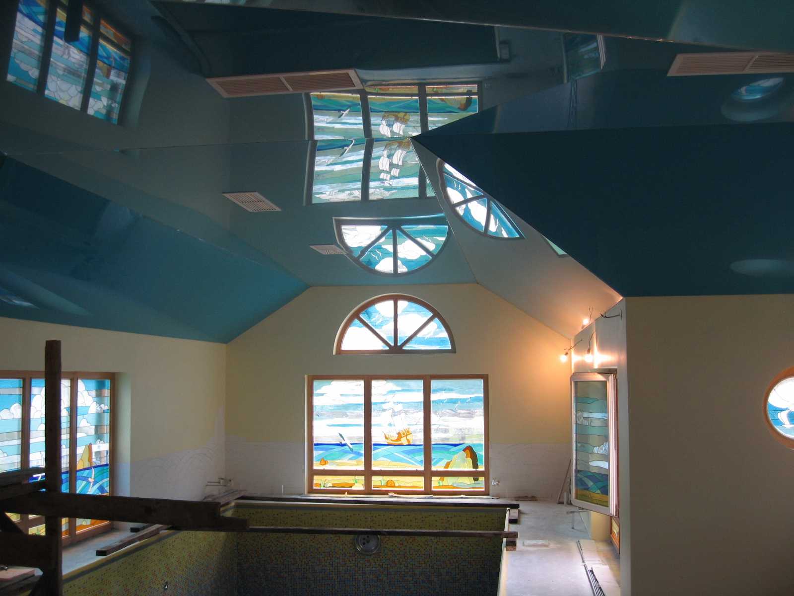 Потолок мансарды (43 фото): отделка и дизайн мансардного этажа, обшивка гипсокартоном и выбор потолочного плинтуса