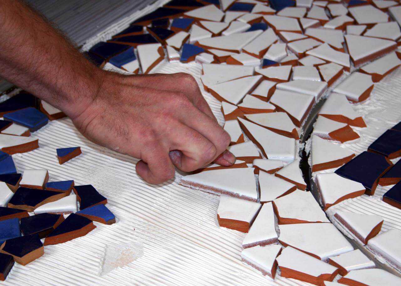 Как класть мозаичную плитку