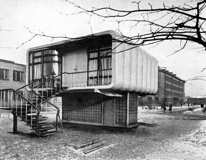 Сама идея квартиры, которая состоит из одной комнаты появилась очень давно, около 90 лет назад. Считается, что выдумал ее Людвиг дер Роэ.