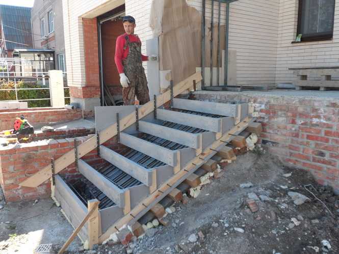 Монолитные лестницы из бетона: важные моменты проектирования, технология строительства и варианты облицовки