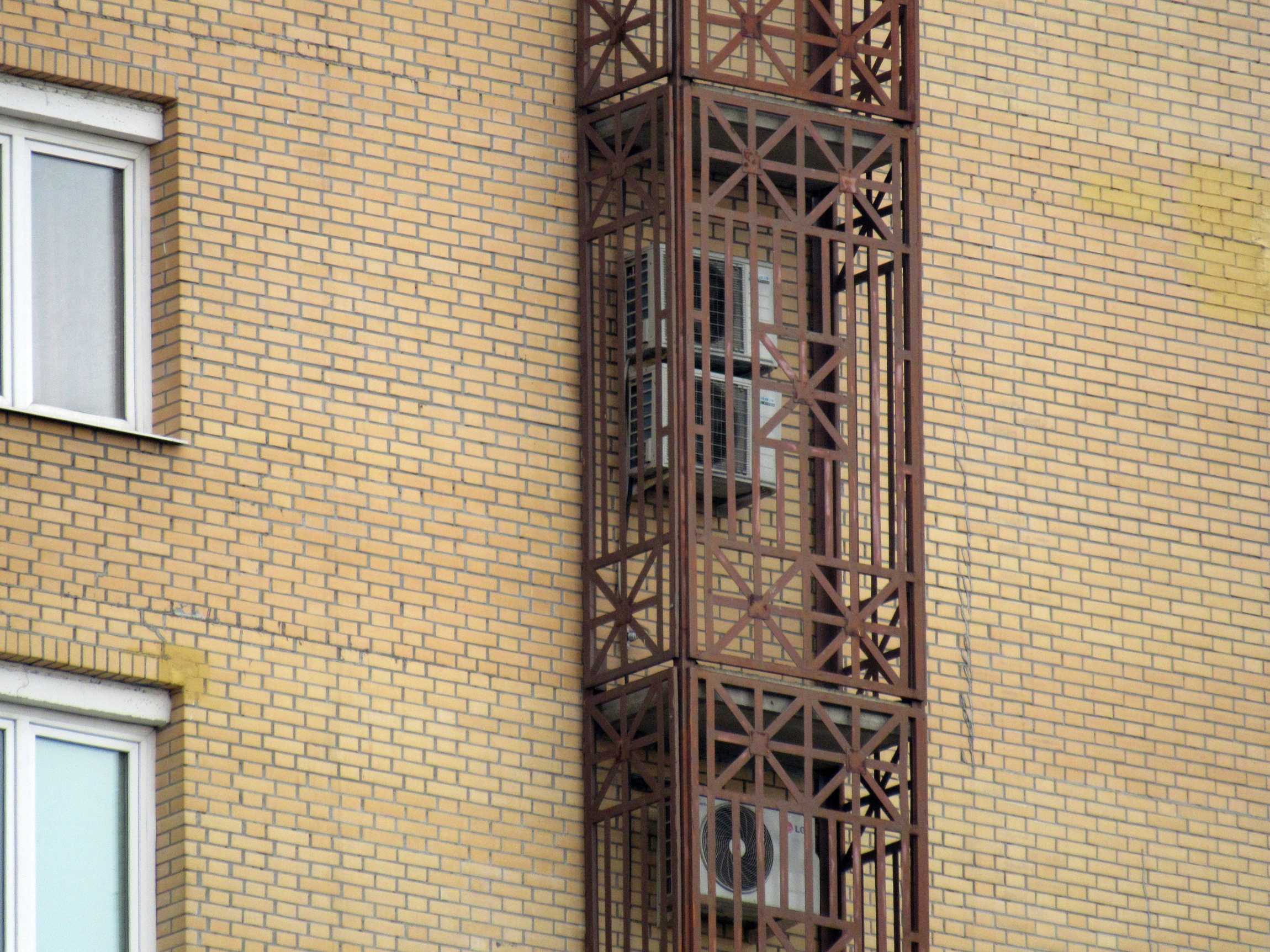 Установка внешнего блока кондиционера на балконе