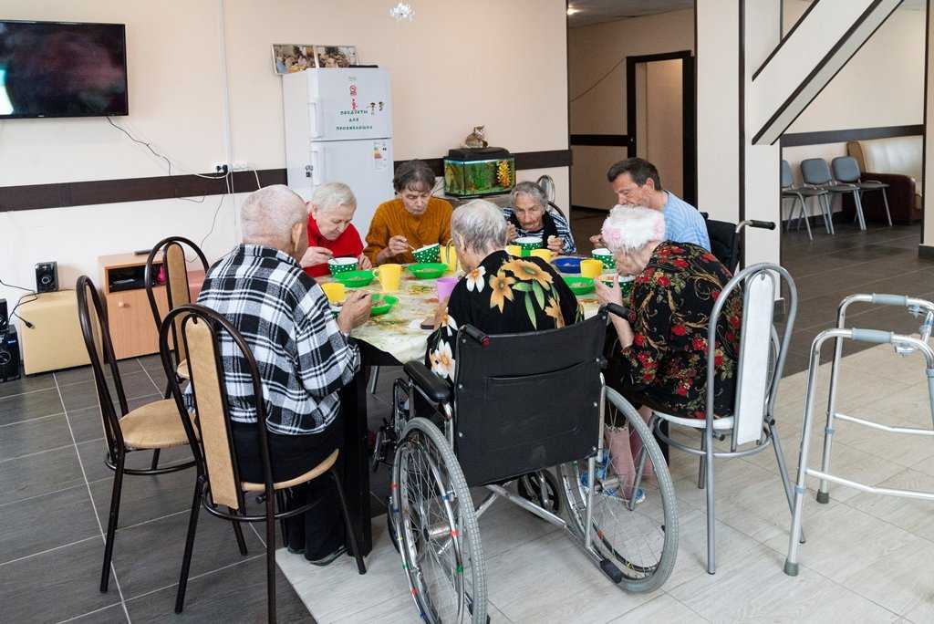 Дома престарелых необходимые заведения, которых сейчас явно недостаточно. Имеется огромное количество пожилых людей, не обеспеченных уходом и заботой