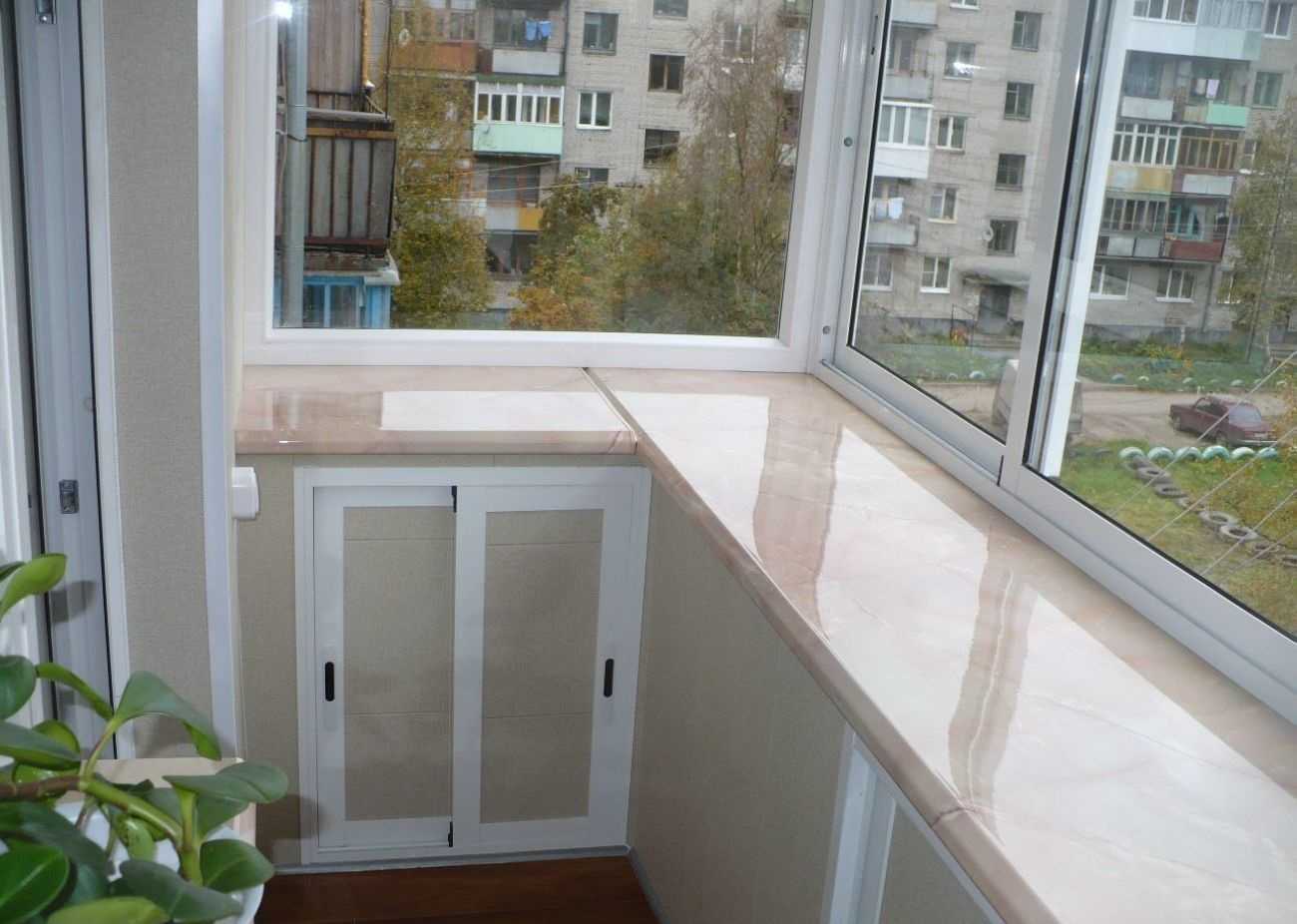 Если вам нужно застеклить лоджию или балкон и вы сомневаетесь, как именно это сделать, какие рамы поставить, пластиковые или деревянные, то можно рассмотреть ещё и вариант безрамного остекления.