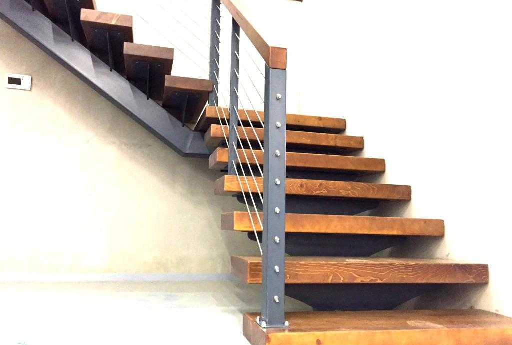 Установка деревянных лестниц в деревянных домах: инструкция