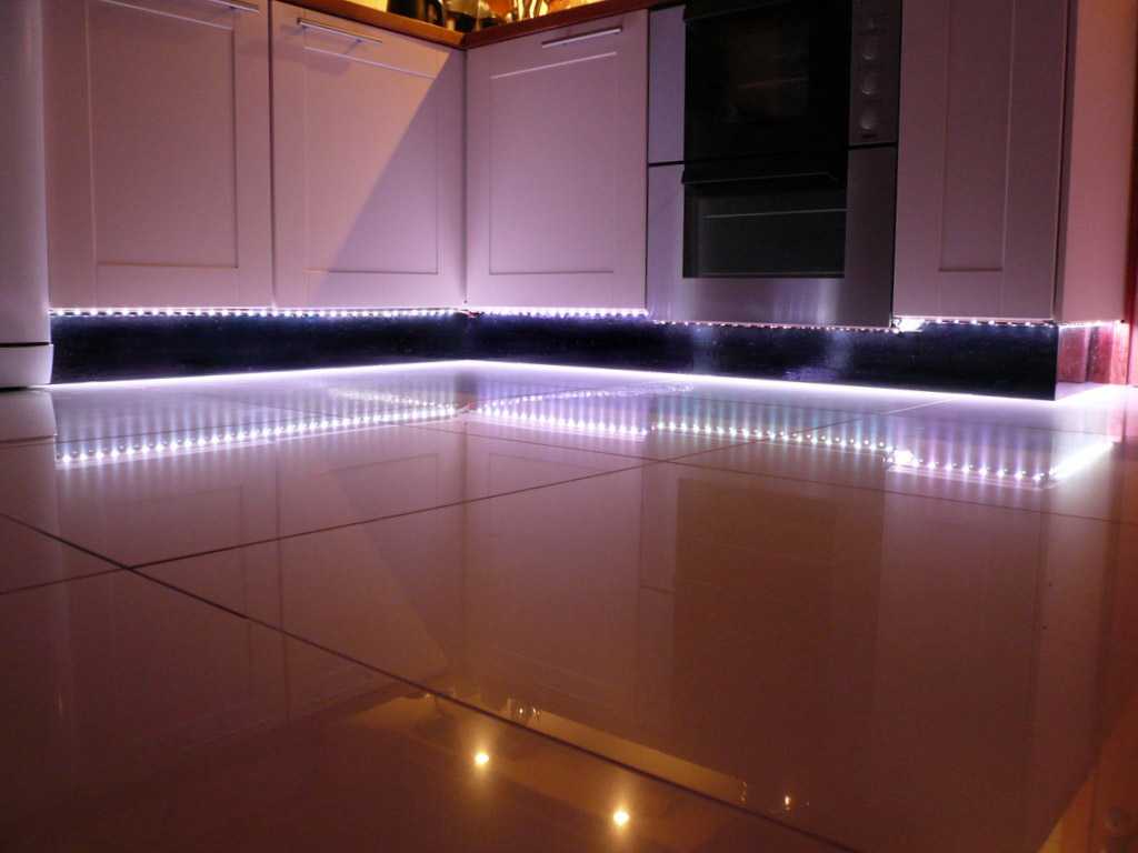 Монтаж светодиодной ленты на кухне под шкафами