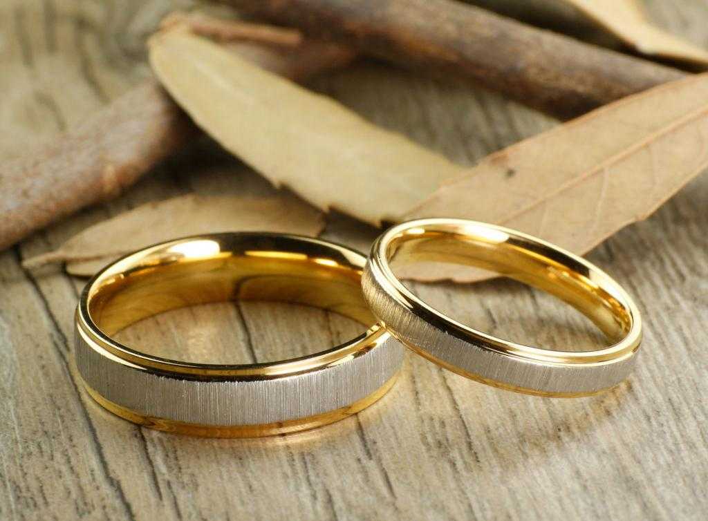 Венчальные кольца: какие должны быть по правилам, на какой палец руки нужно одевать и носят ли с обручальным + фото