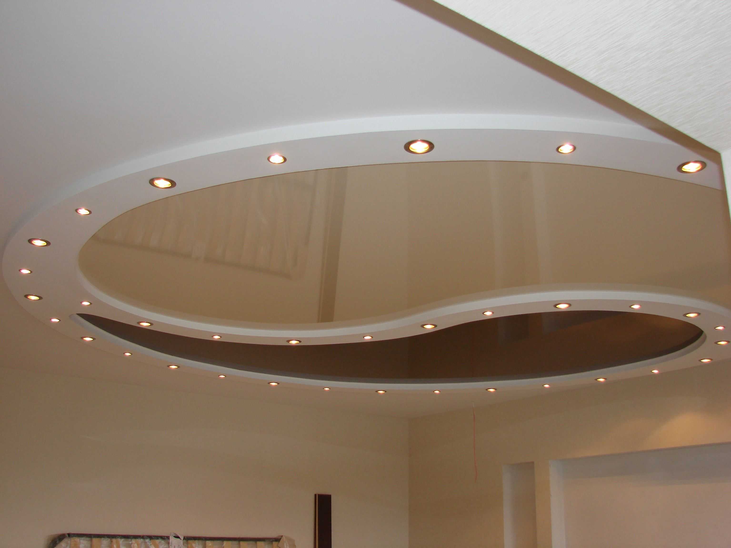 Двухуровневые натяжные потолки: монтаж конструкций в зале в 2 уровня, дизайн потолка в два уровня, каркас двух уровневый, конструкция двухъярусного потолка по периметру