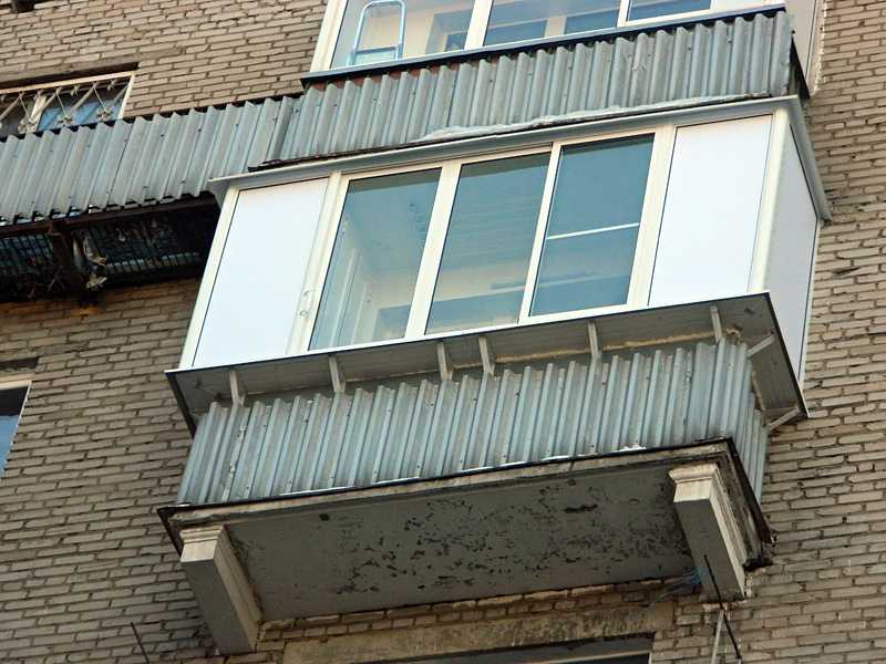 Остекление балкона с выносом (32 фото): как остеклить выносной по полу и с выносом подоконника