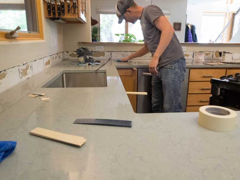 Установка столешницы на кухне: как крепить ее на кухонном гарнитуре своими руками? этапы правильного монтажа