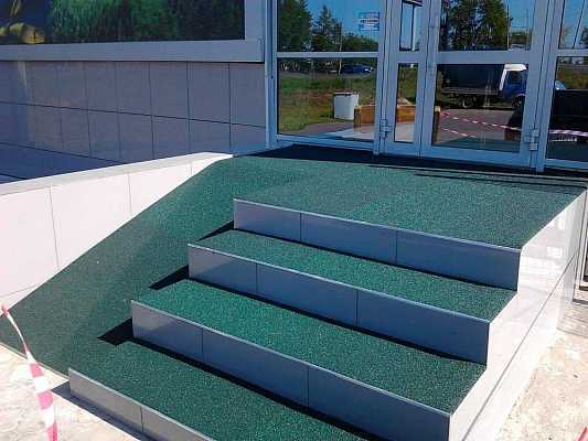 Отделка лестниц из бетона мрамором гранитом - по ступенькам