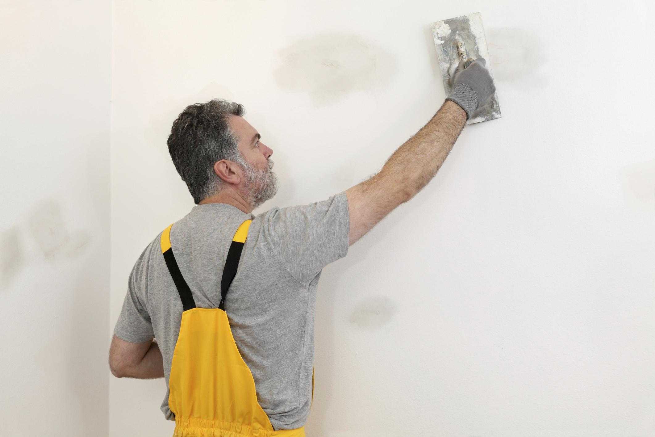 Шпаклевка стен под обои (72 фото): финишная шпаклевка своими руками, как правильно шпаклевать стены из гипсокартона, какую лучше выбрать
