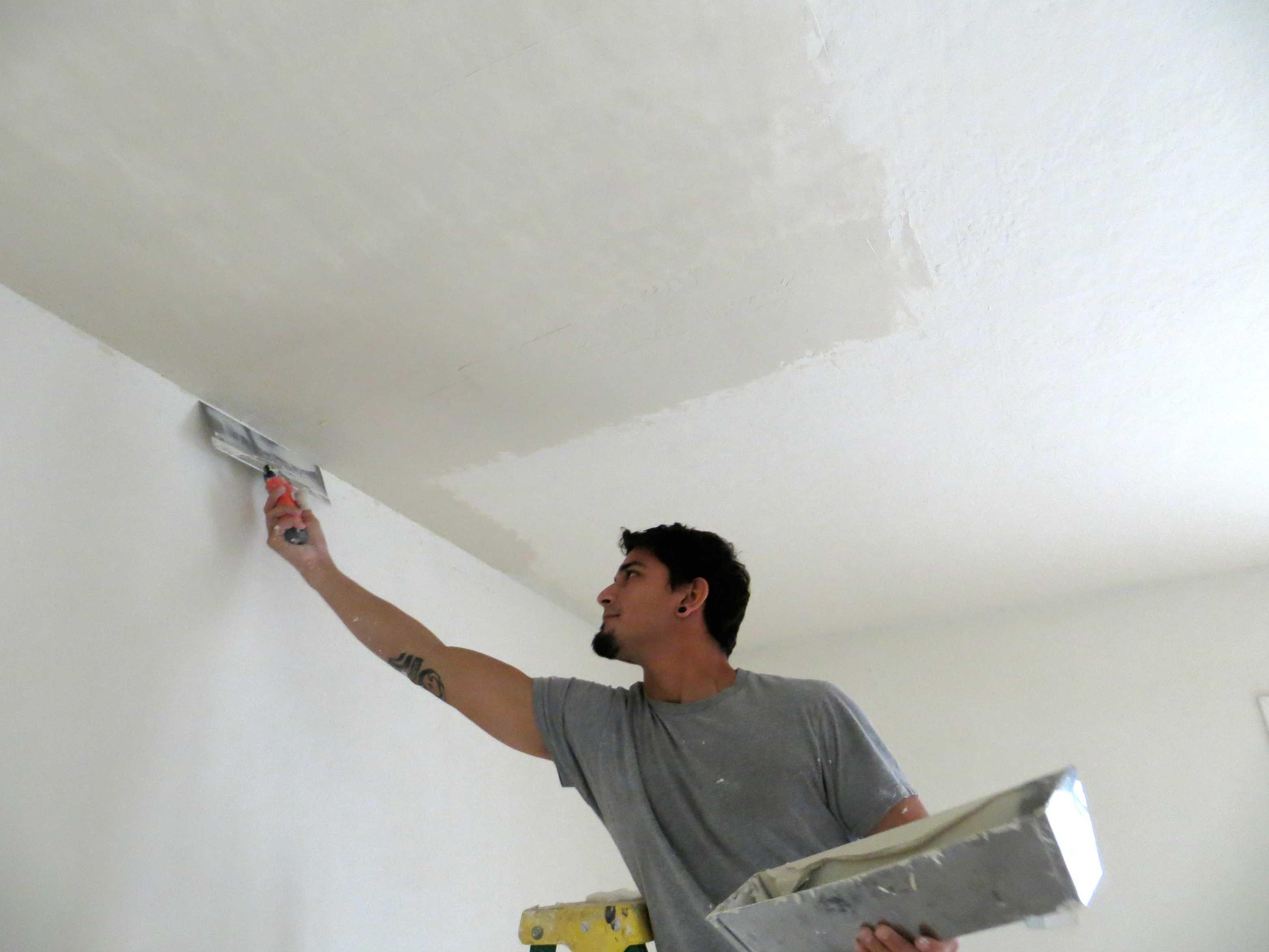 С помощью штукатурки и шпаклевки можно легко подготовить к покраске и оклейке обоями поверхность любого потолка.
