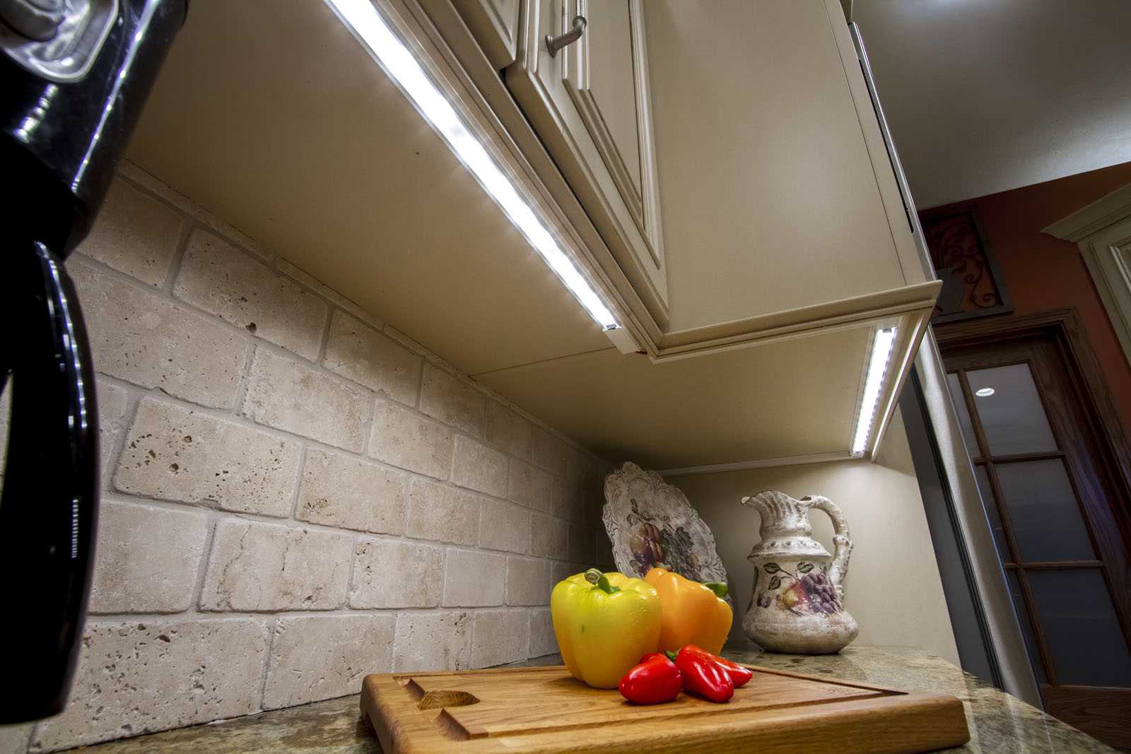 Тонкости процесса установки светодиодной ленты на кухне