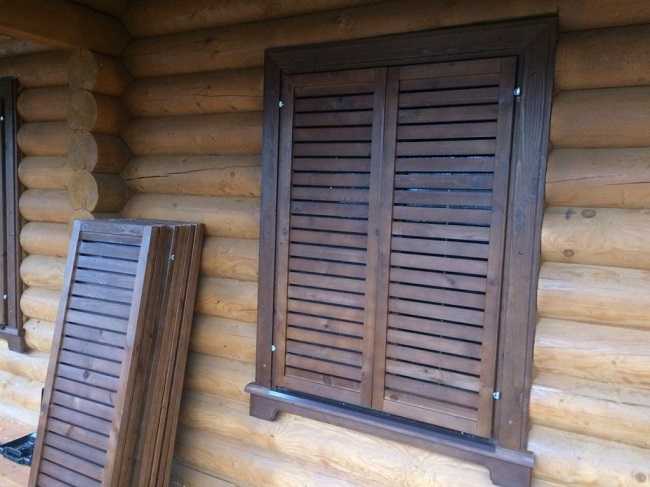 Удачные примеры преображения фасада дома при помощи ставень для окон (деревянные, металлические, пластиковые). делаем просто и красиво (+отзывы)