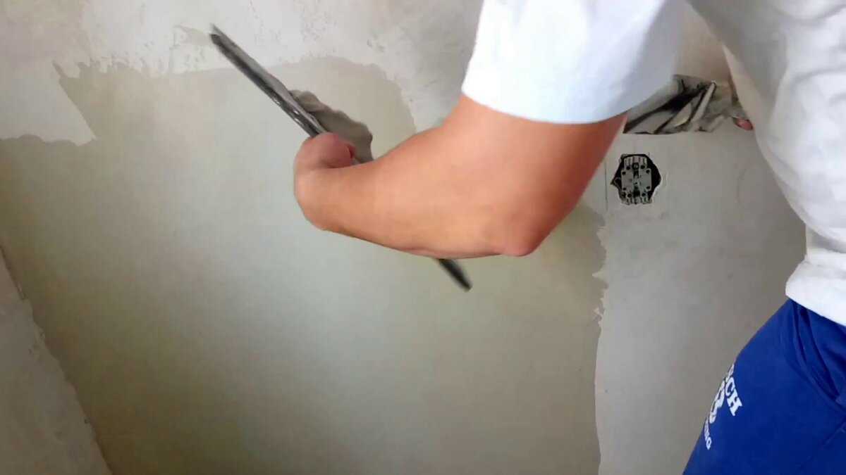 Выравнивание стен шпаклевкой: нанесение выравнивающей шпаклевки своими руками, какую выбрать для отделочных работ, смесь «старатели»