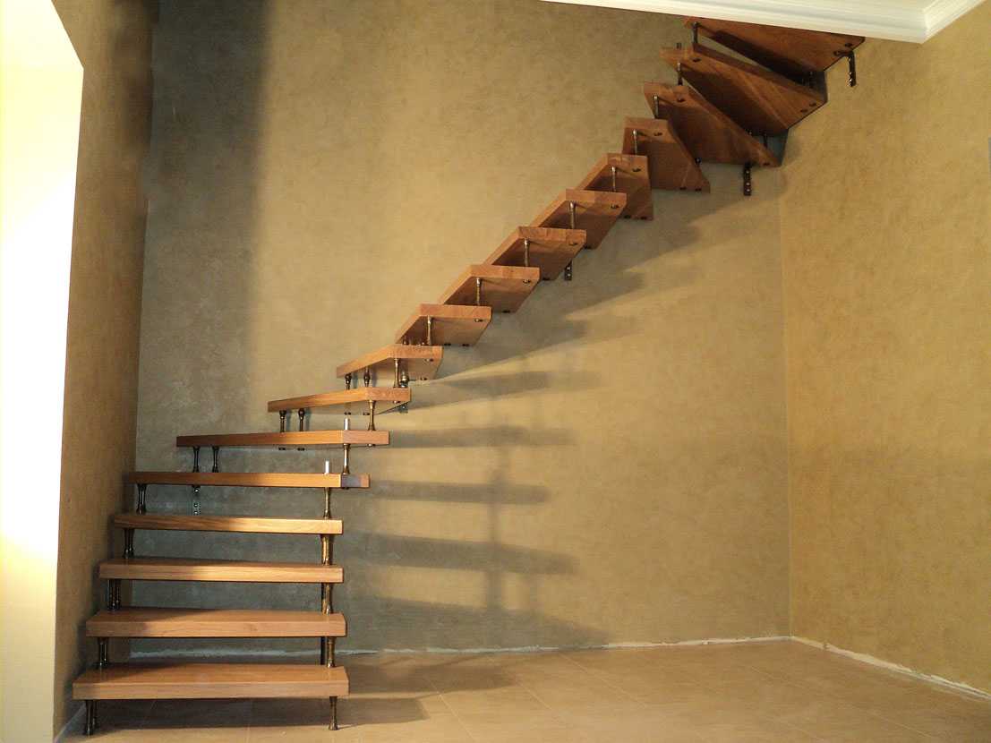 Если в доме имеется лестница, то она, несомненно, станет одним из важнейших элементов. Помимо, оригинальности и необычного ракурса, лестница может доставить и ряд неудобств.
