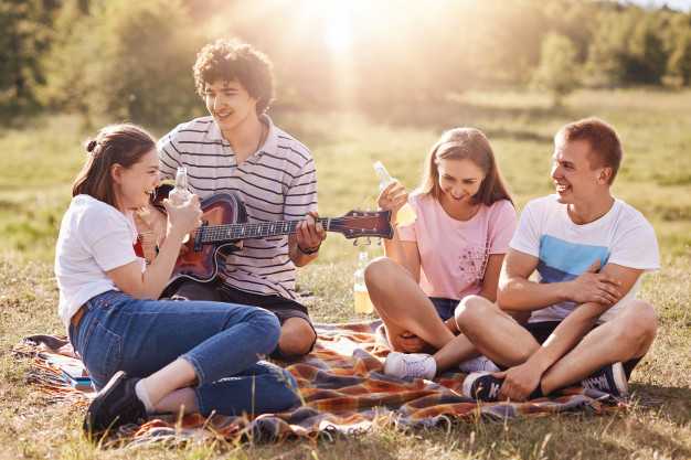 Как можно провести весело время с друзьями дома и на улице | психология отношений