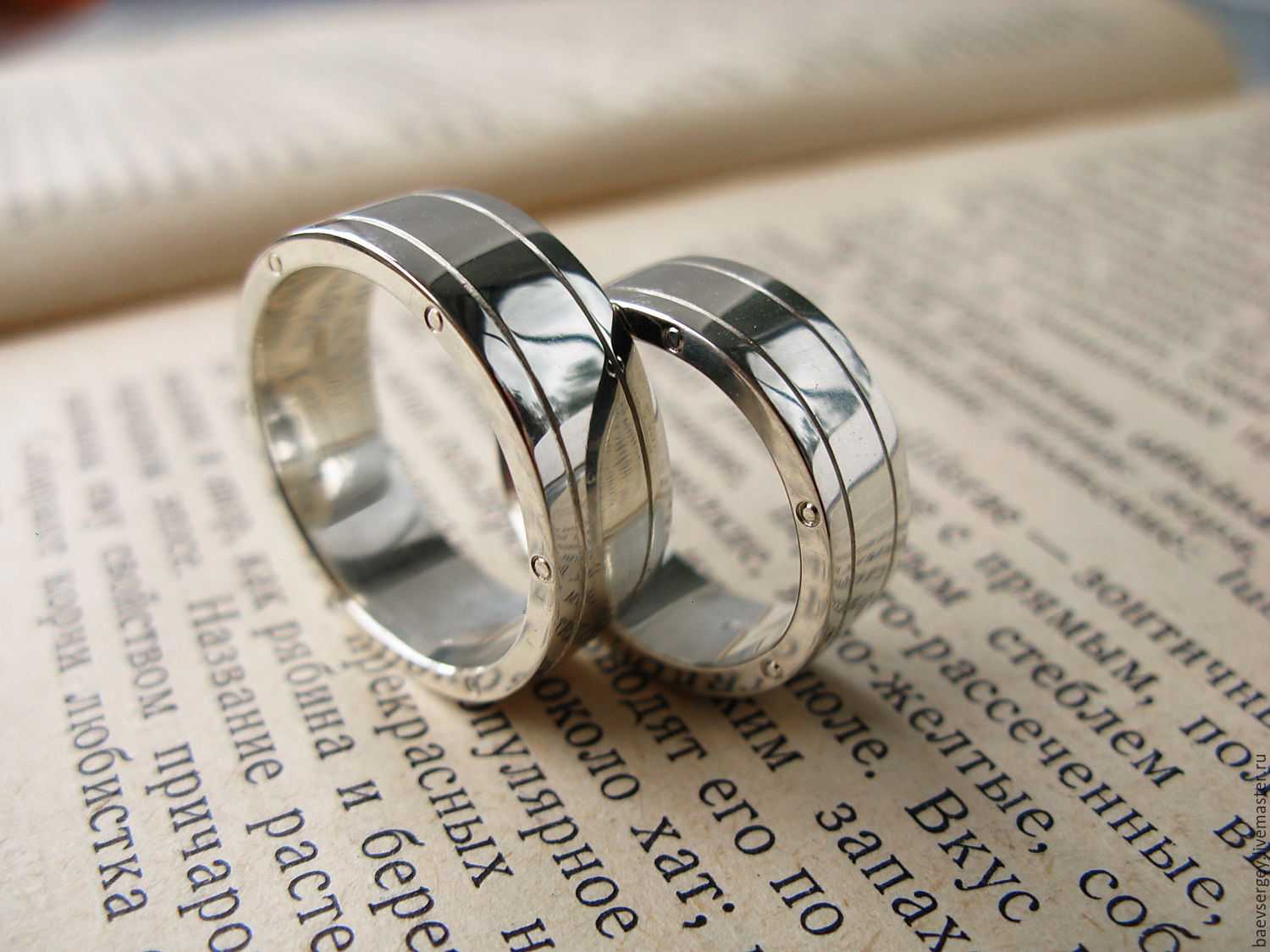 Выбор обручального и помолвочного кольца, советы женихам