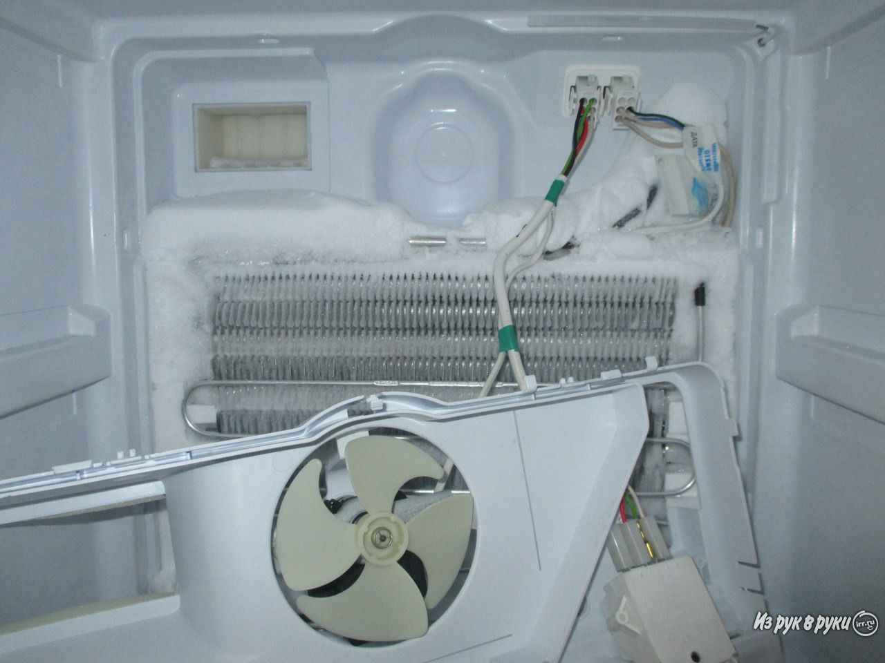 Перемораживает холодильная камера. замерзают продукты.