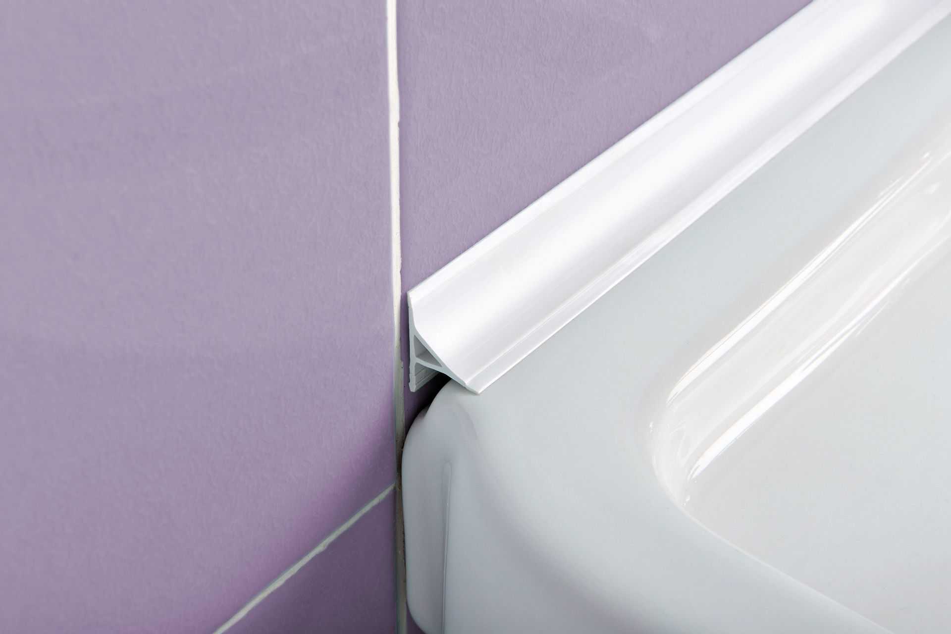 Плинтус в ванную комнату на пол (34 фото): нужен ли плинтус в ванной, как положить напольный полиуретановый вариант