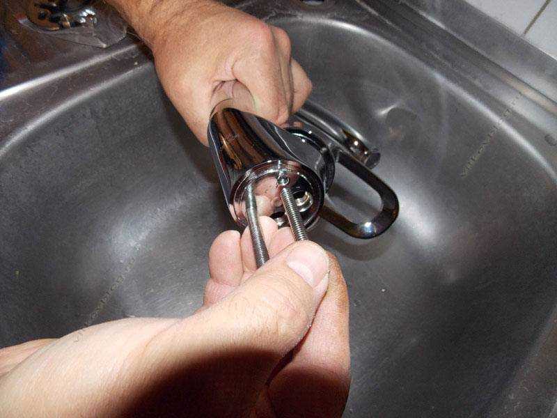Как правильно установить смеситель на кухне: материалы, инструмент