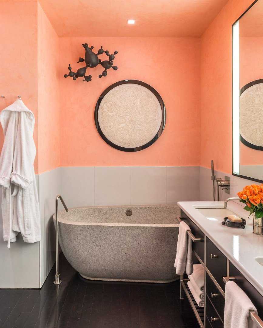 Альтернативой привычному оформлению стен ванной комнаты может стать покраска стен влагостойкой краской.