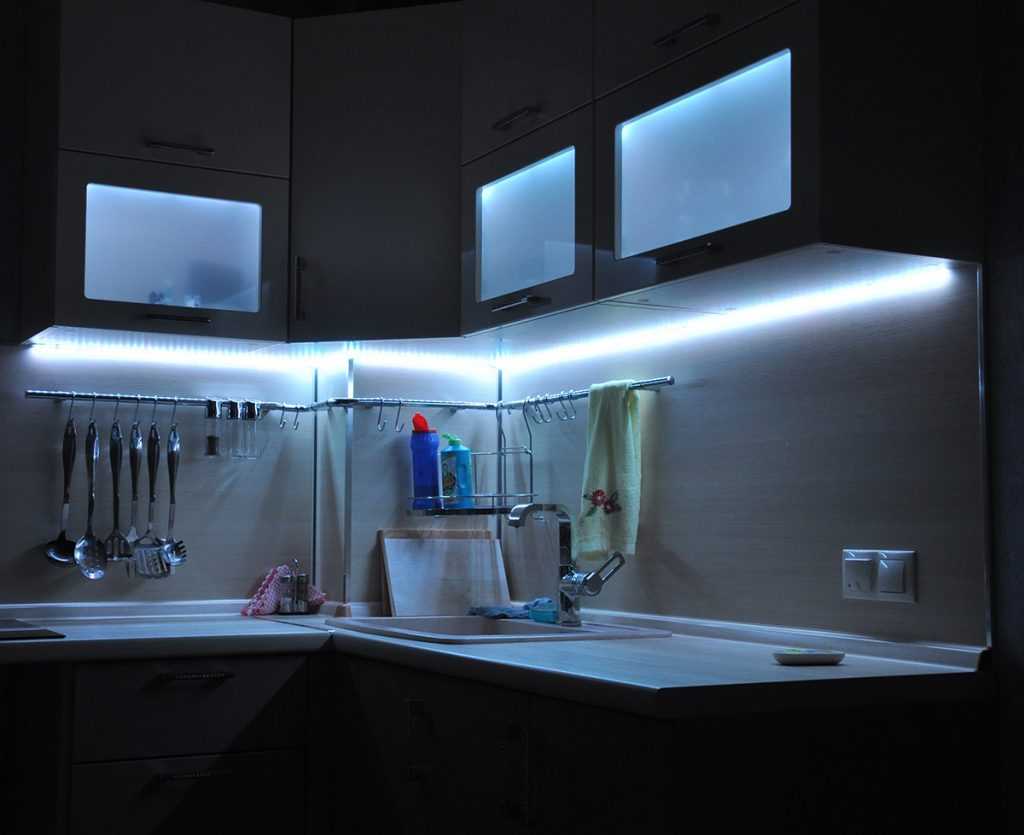 Подсветка под шкафы на кухне из светодиодной ленты: выбор элементов, схемы, монтаж своими руками - rmnt - медиаплатформа миртесен