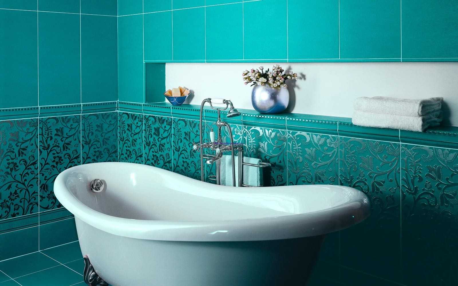 Основную роль в оформлении большинства ванных комнат, выполняет керамическая плитка. От ее правильного подбора напрямую зависит общий дизайн комнаты, цветовая гамма, освещенность и даже настроение.