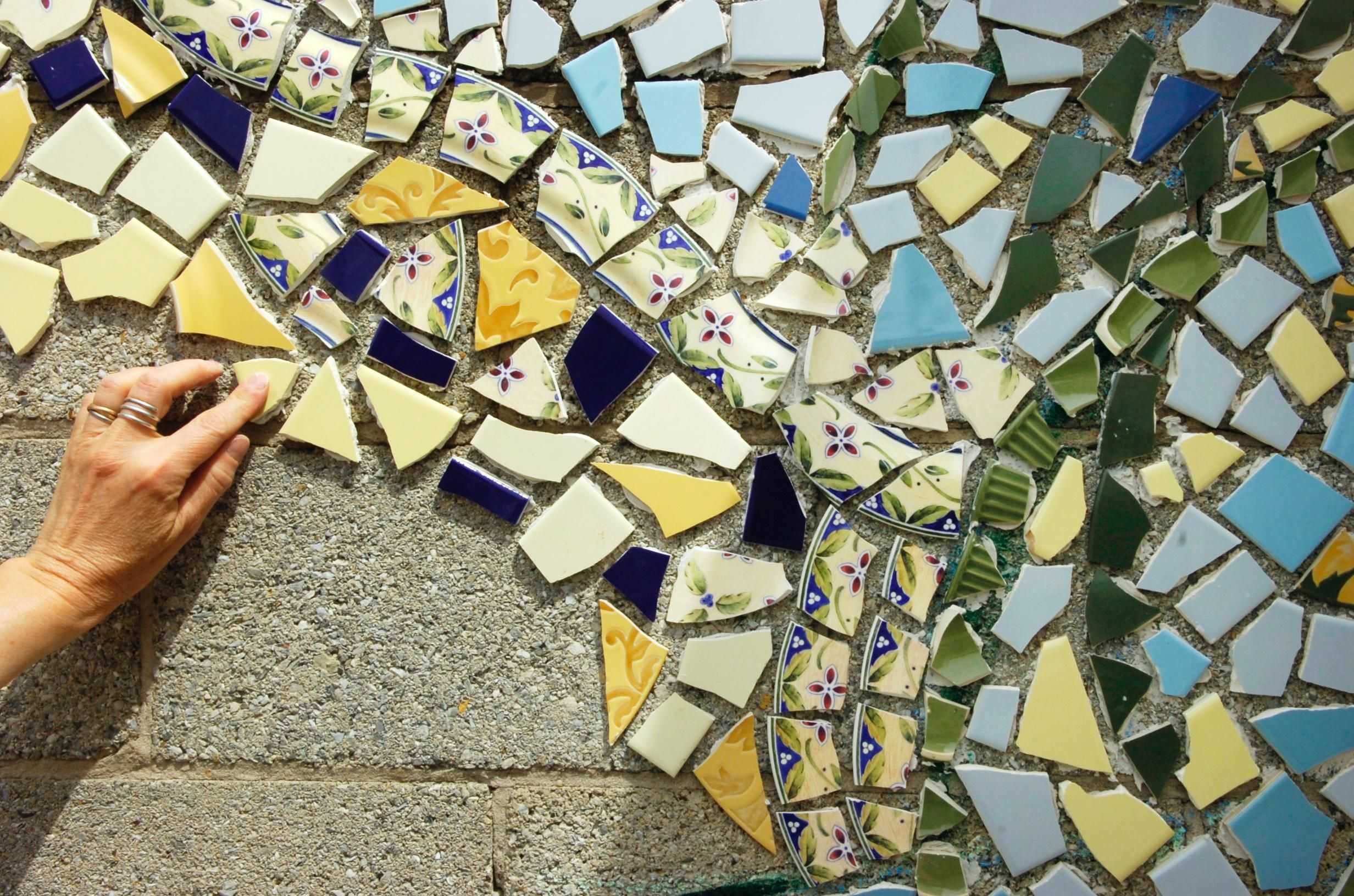 Мозаичная плитка — преимущества перед кафелем, советы по выбору и нюансы укладки