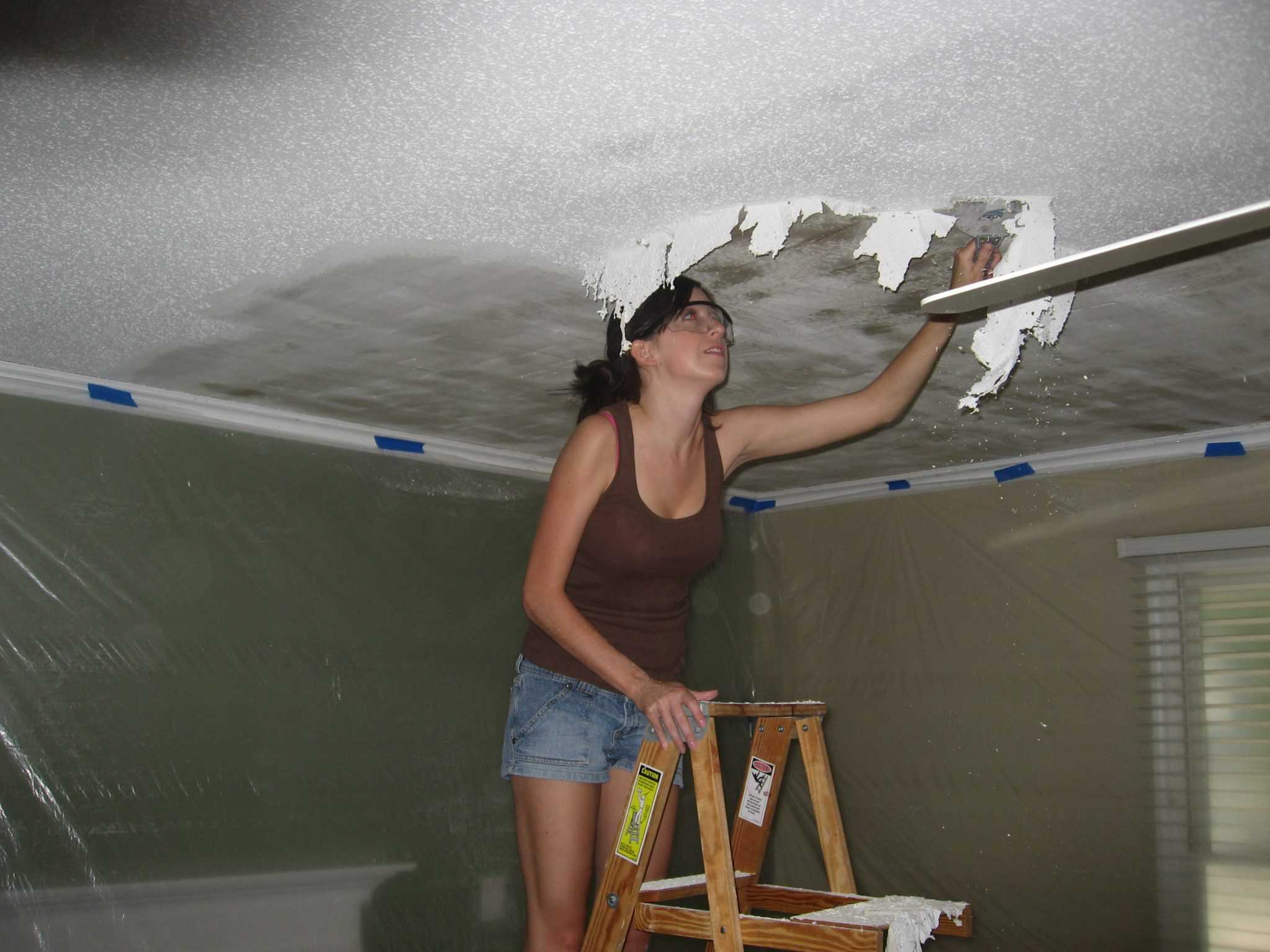 Как очистить потолок от побелки эффективные варианты