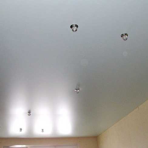 Примеры интерьеров с сатиновым натяжным потолком: 60 фото