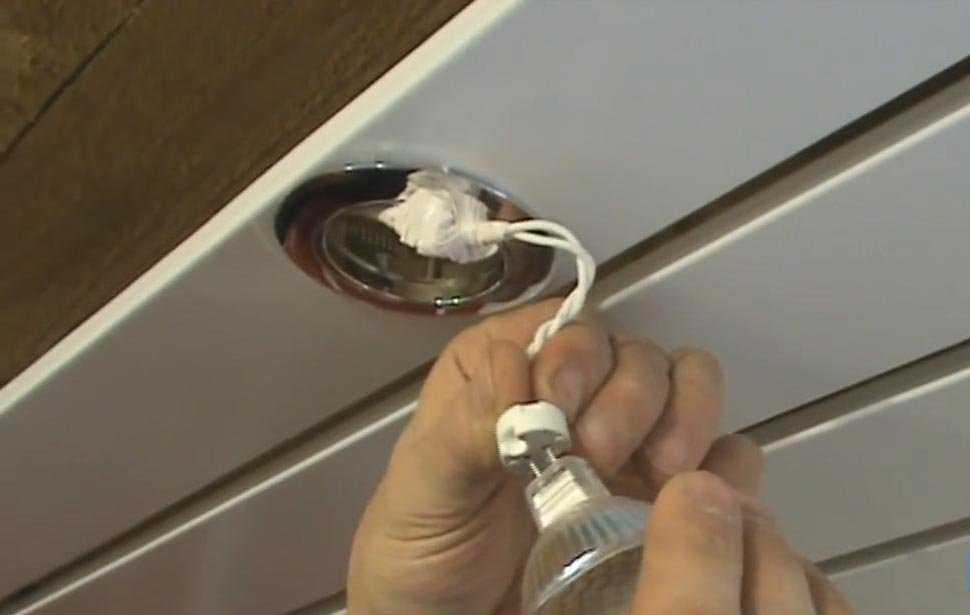 Потолок из пвх-панелей в ванной (54 фото): как сделать ремонт в комнате своими руками, отделка потолочными панелями