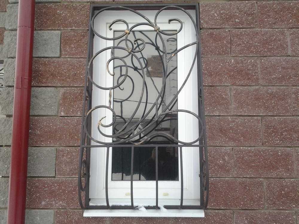 Выбор и способы установки металлических решеток на окно