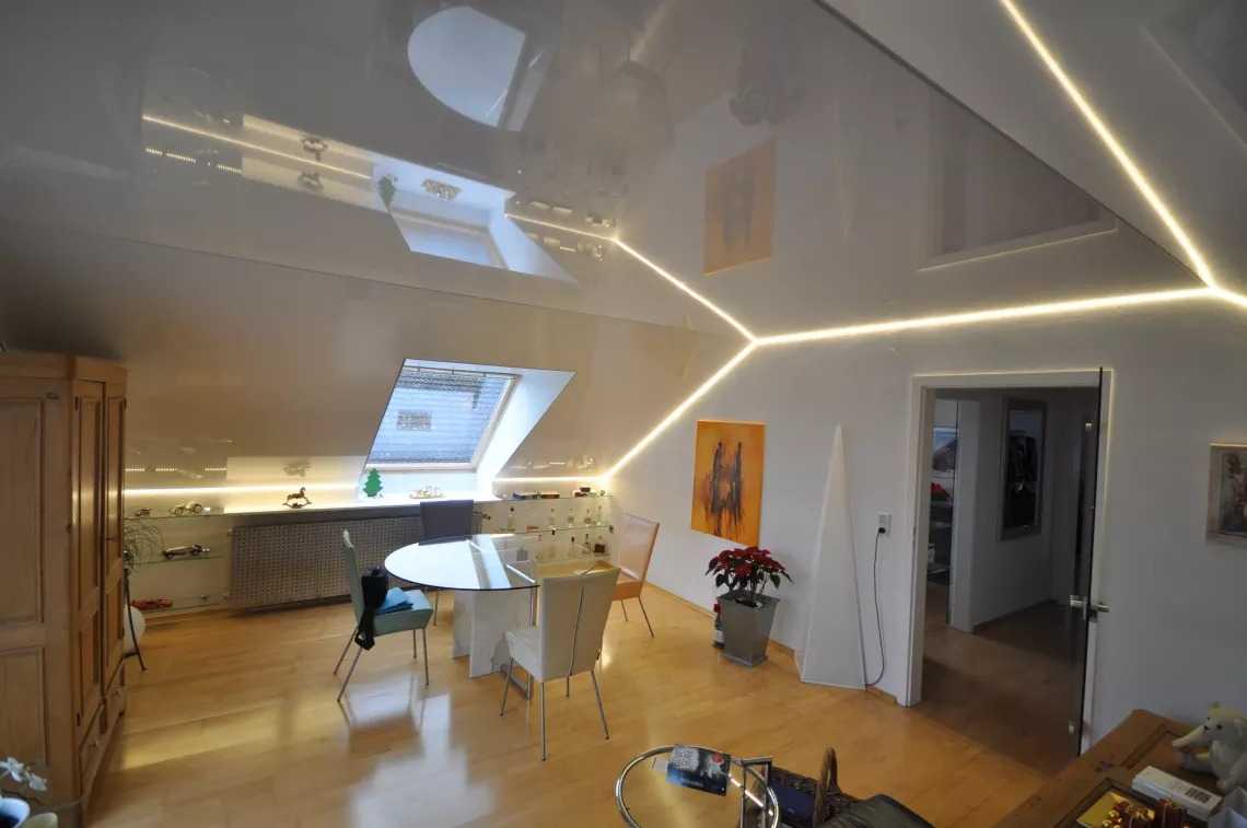 Натяжной потолок на мансарде (38 фото): конструкции на мансардном этаже, потолочное покрытие в комнате под углом