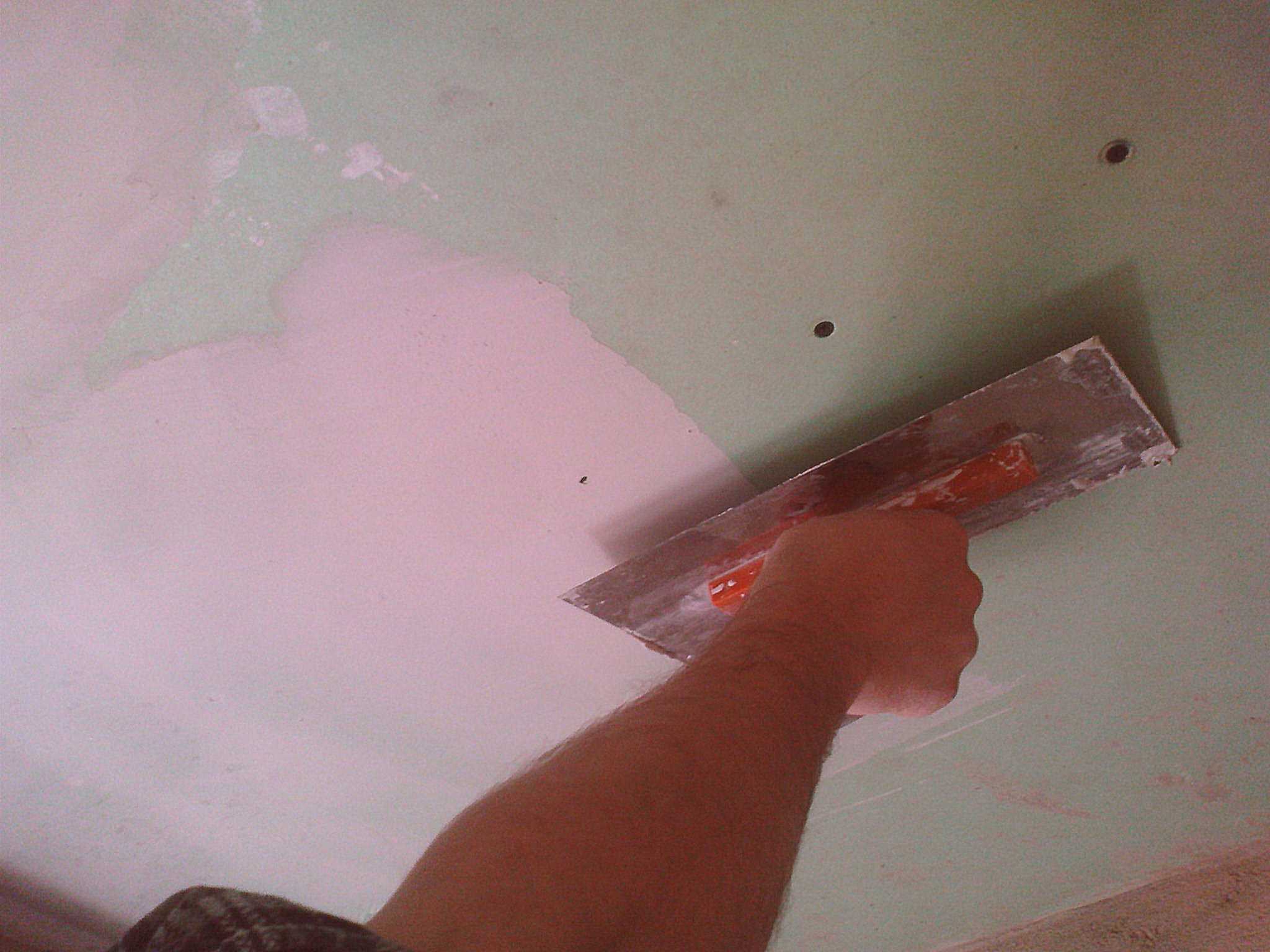 Как правильно шпаклевать потолок - технология: как и чем шлифовать поверхность после шпаклевки, сколько сохнет финишная отделка, детали на фото и видео