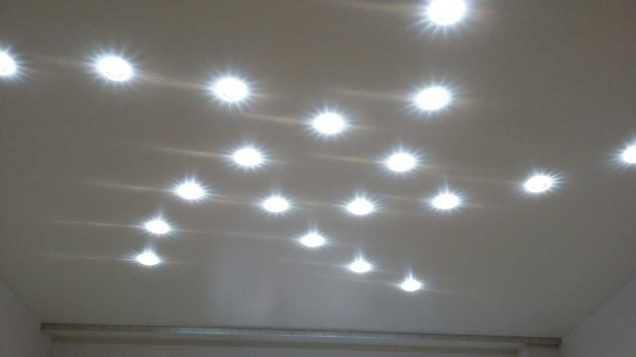 Освещение потолка: особенности устройства, рекомендации по выбору светильников