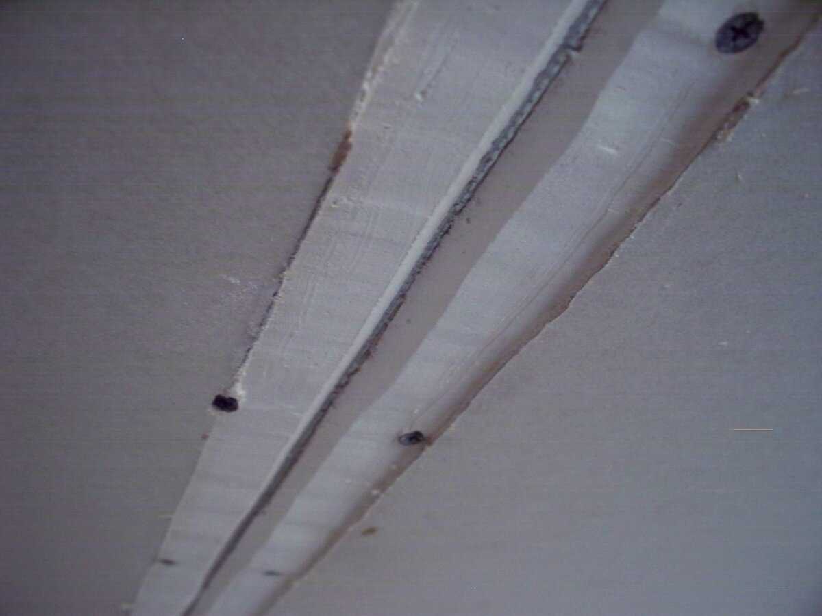 Как исправить трещины на потолке из гипсокартона?
